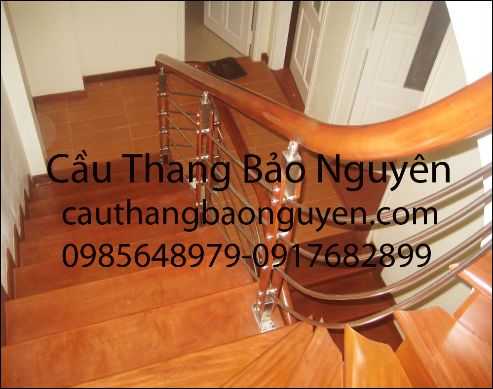 cầu thang mặt bậc gỗ lim song inox rất đẹp M4