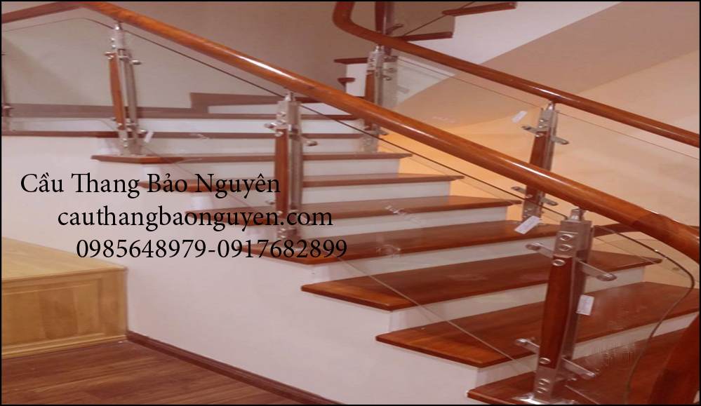 mẫu cầu thang kính cường lực đẹp bắt con tiện mặt bậc M7
