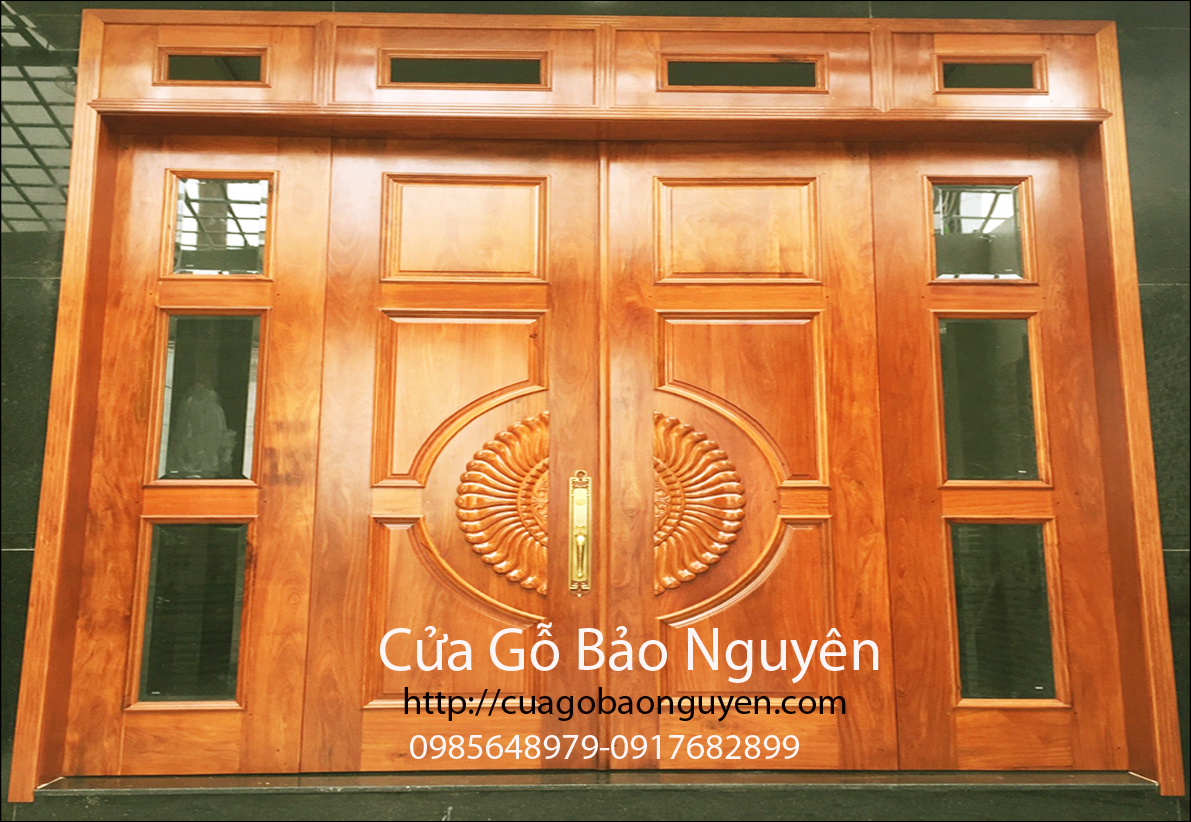 Mẫu cửa đi 4 cánh mặt tiền đục quạt đẹp M14