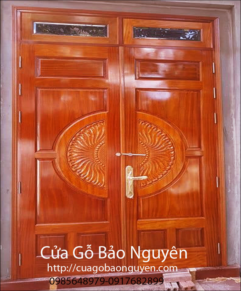 Mẫu cửa đi 2 cánh gỗ lim làm cửa trước nhà M15