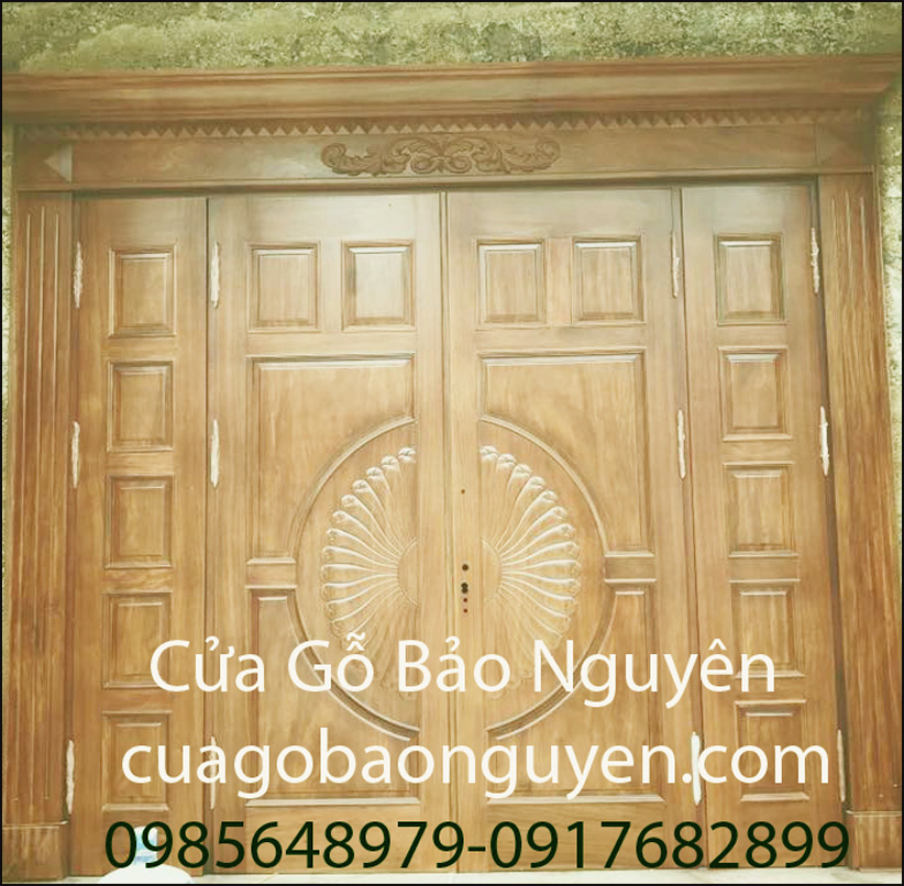 mẫu cửa đi mặt tiền 4 cánh gỗ lim rất đẹp đục quạt M21